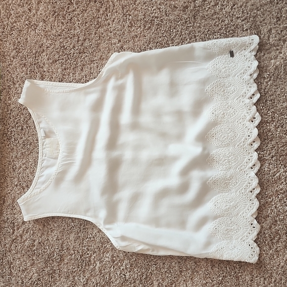 Large white top pretty scalloped edge - Picture 1 of 6